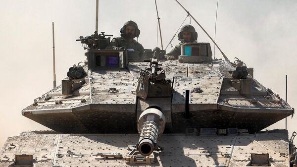 Израильские военные на танке Меркава на границе с сектором Газа