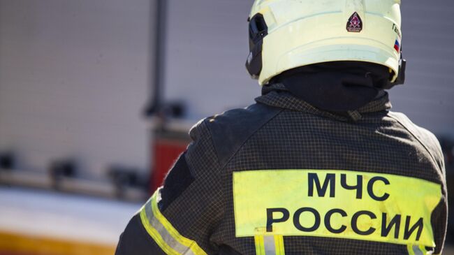 В Москве загорелся ангар на площади сто 