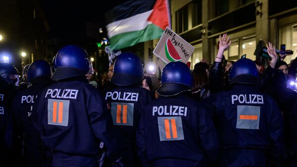 Полицейские во время пропалестинской акции в Берлине. 18 октября 2023