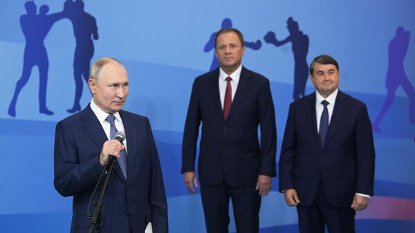 Путин принимает участие в режиме видеоконференции в открытии спортивных объектов в Перми. Слева направо на втором плане: Игорь Комаров и Игорь Левитин