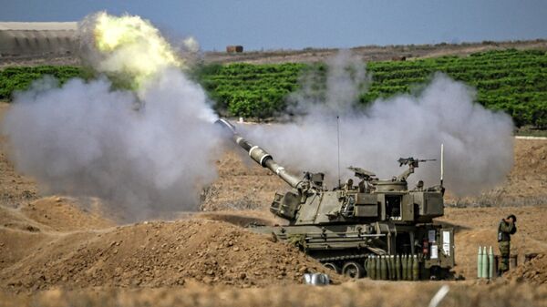 Израильское артиллерийское подразделение ведет огонь