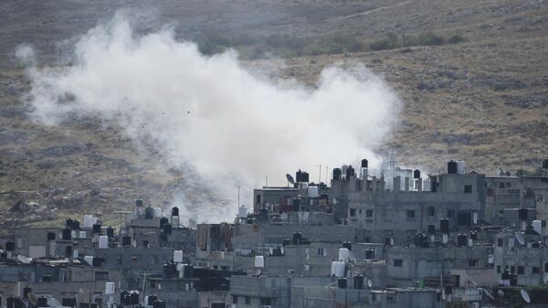 Дым поднимается над лагерем беженцев Нур-Шамс после израильского авиаудара по Западному берегу