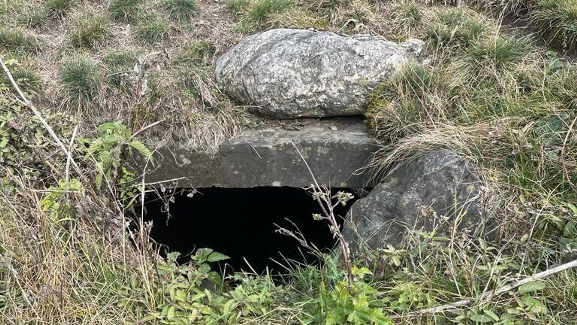 Подземный склеп на территории башенного комплекса Нижний Пуй в Ингушетии0