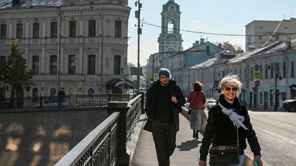 Прохожие на Чугунном мосту в Москве