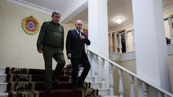 Президент РФ Владимир Путин и начальник Генштаба Вооруженных сил РФ Валерий Герасимов в Ростове-на-Дону