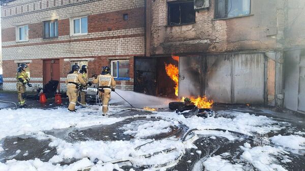 Тушение пожара на территории трамвайно-троллейбусного депо в Хабаровске
