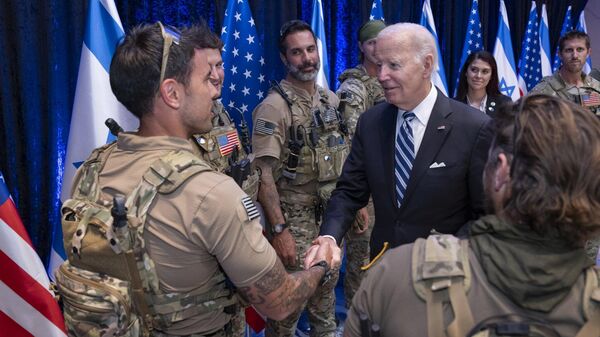 Удаленная из социальных сетей Белого дома фотография, на которой президент США Джо Байден во время визита в Израиль жмет руки людям в военной форме с американскими флагами