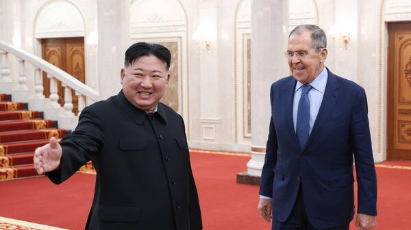 Председатель Государственных дел КНДР Ким Чен Ын и министр иностранных дел России Сергей Лавров во время. встречи