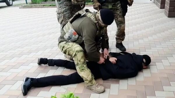Сотрудники ФСБ РФ задерживают мужчину, причастного к преступной деятельности по незаконному обороту оружия