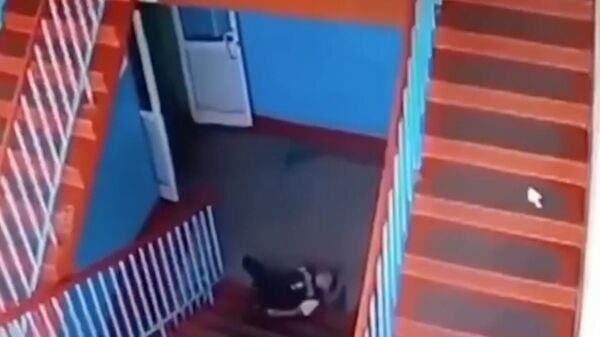 Падение ребенка с лестницы в школе в Новоалтайске. Стоп-кадр видео