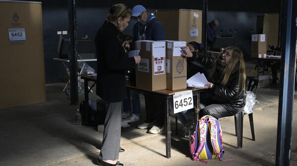 Женщина на избирательном участке в Буэнос-Айресе