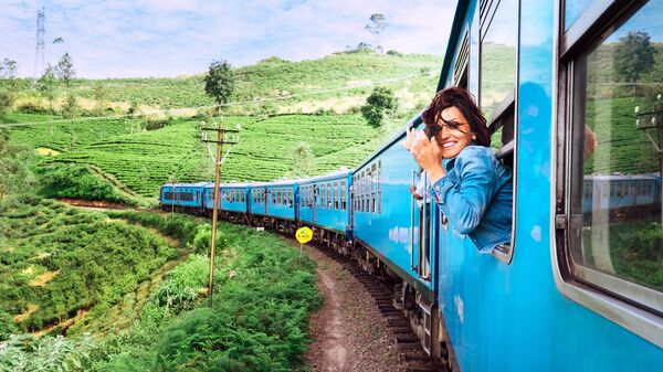 Девушка путешествует на поезде на Шри-Ланке 