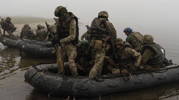 Украинские военные отплывают от берега реки Днепр в Херсонской области