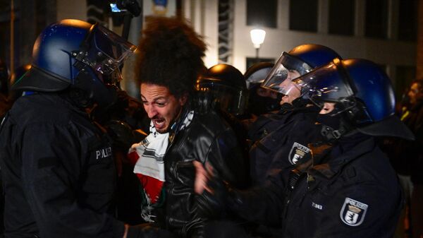 Полиция задерживает протестующего во время митинга в Берлине
