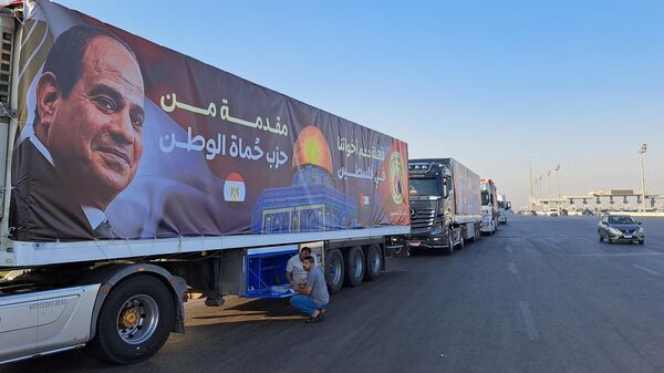 Колонна грузовиков с гуманитарной помощью для Газы из Египта по пути к контрольно-пропускному пункту Рафах