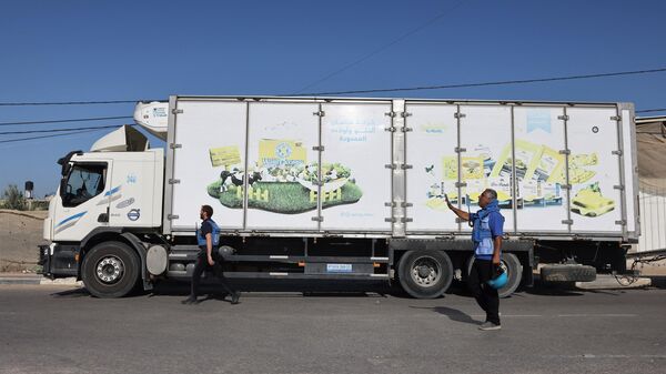 Пустой грузовик ждет на границе сектора Газа с Египтом в Рафахе, пока грузовики с гуманитарной помощью переправятся из северного Египта. 21 октября 2023