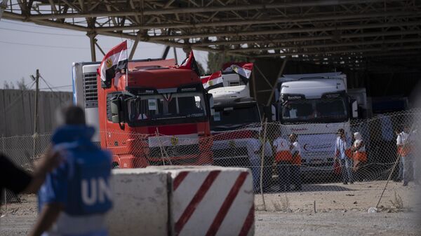 Грузовики с гумпомощью на египетской стороне границы с сектором Газа в Рафахе