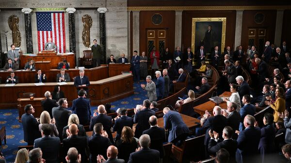 Члены Палаты представителей-республиканцев аплодируют бывшему спикеру Палаты представителей США Кевину Маккарти перед третьим голосованием по избранию нового спикера. 20 октября 2023