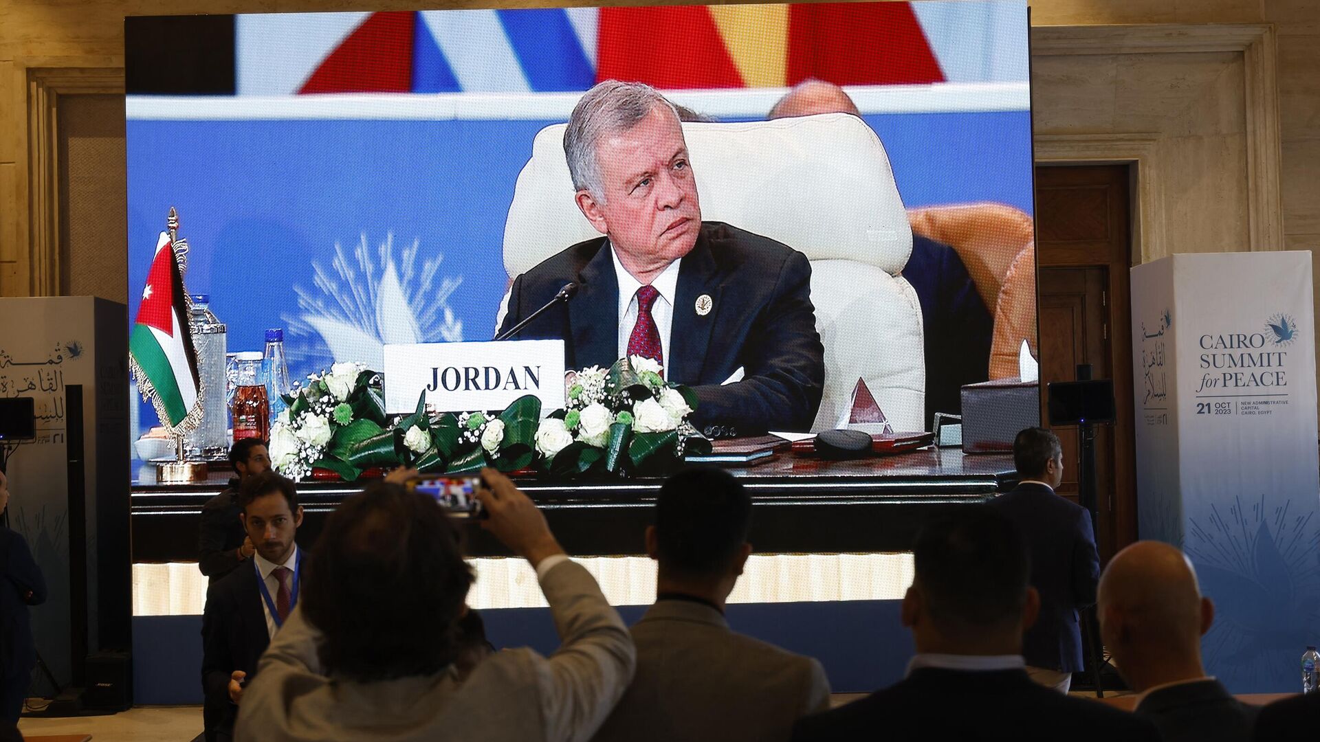 На экране король Иордании Абдалла II на Международном саммите мира, организованном президентом Египта в Каире. 21 октября 2023 - РИА Новости, 1920, 21.10.2023