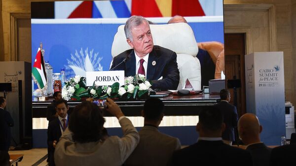 На экране король Иордании Абдалла II на Международном саммите мира, организованном президентом Египта в Каире. 21 октября 2023
