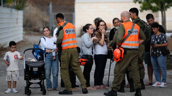 Солдаты израильской армии помогают эвакуировать жителей города Кирьят-Шмона