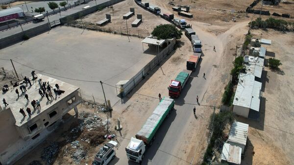 Колонна грузовиков с гуманитарной помощью въезжает в сектор Газа из Египта через КПП Рафах
