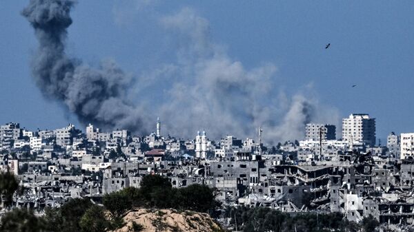Дым над разрушенными зданиями в северо-западной части сектора Газа 