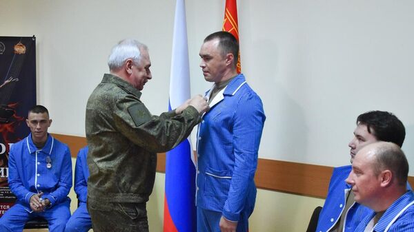 Замглавы Минобороны Горемыкин награждает раненного бойца СВО в Самарском госпитале. 21 октября 2023