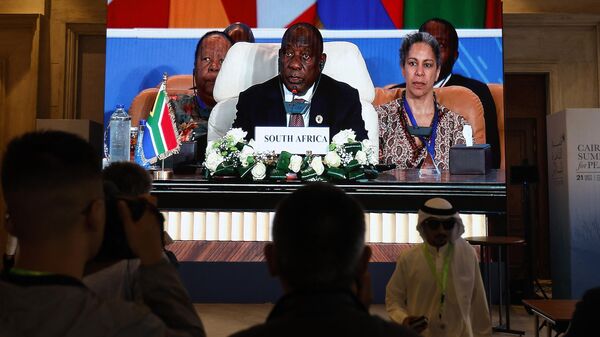 Президент ЮАР Сирил Рамафоса выступает на Международном саммите мира, организованном президентом Египта в Каире. 21 октября 2023