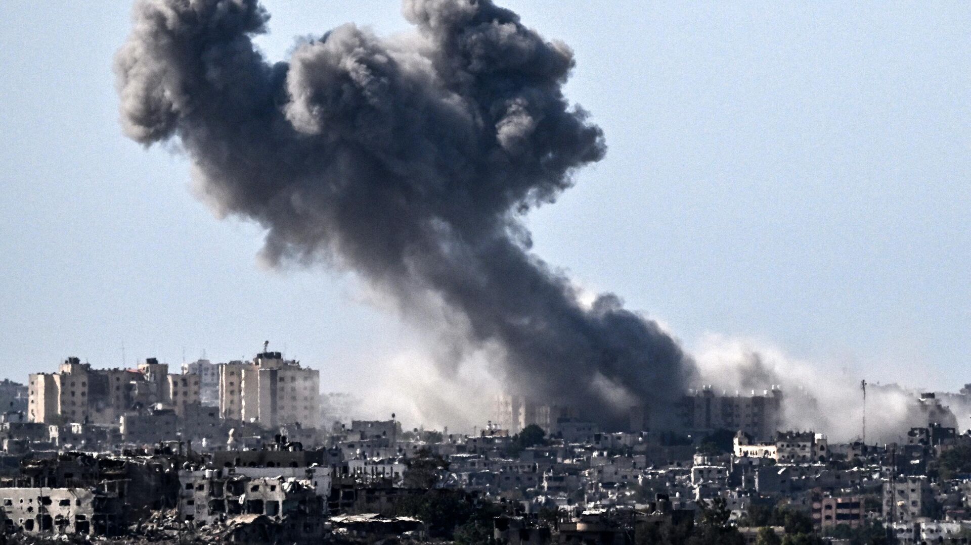 Дым над зданиями в секторе Газа во время израильского удара - РИА Новости, 1920, 21.10.2023