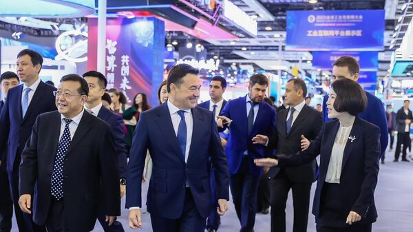 Андрей Воробьев во время посещения выставки высоких технологий в Китае