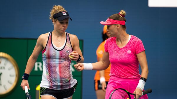 Теннисистки Вера Звонарева (справа) и Лаура Зигемунд
