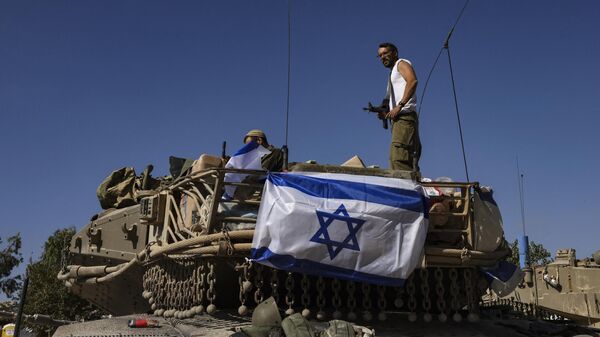 Израильский солдат на танке Меркава, стоящего возле кибуца Беери недалеко от границы с сектором Газа