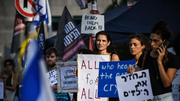 Участники митинга в центре Тель-Авива выступают за обмен захваченных на юге Израиля группировкой ХАМАС заложников