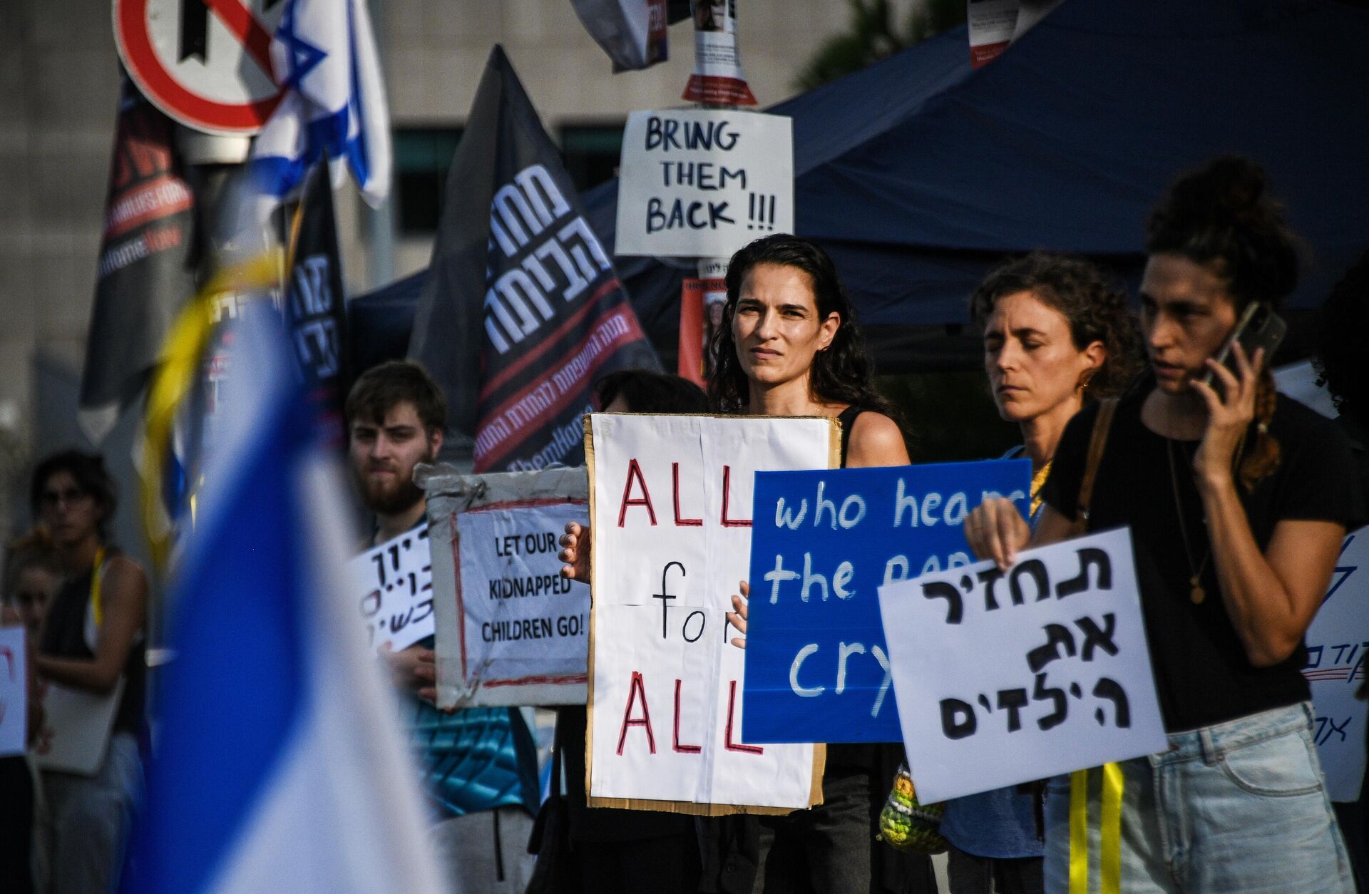 Участники митинга в центре Тель-Авива выступают за обмен захваченных на юге Израиля группировкой ХАМАС заложников - РИА Новости, 1920, 22.11.2023