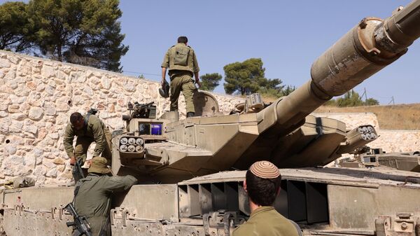 Израильские солдаты около танка Меркава