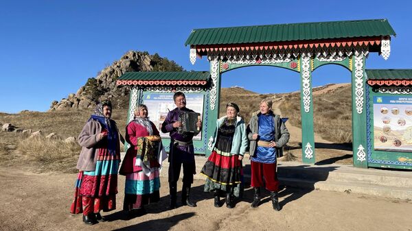Семейские старообрядцы приветствуют гостей, Тарбагатайский район, Бурятия