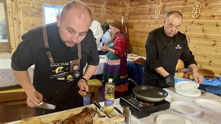 Шеф-повара Антон Сальников и Эрдэнээ Сумьяадорж (чемпион Монголии) на Гастрокэмпе Бурятия-2023