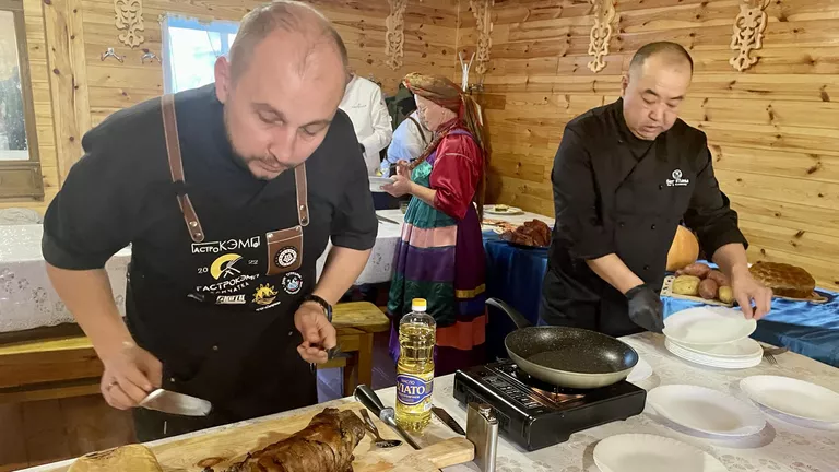 Шеф-повара Антон Сальников и Эрдэнээ Сумьяадорж (чемпион Монголии) на Гастрокэмпе Бурятия-2023