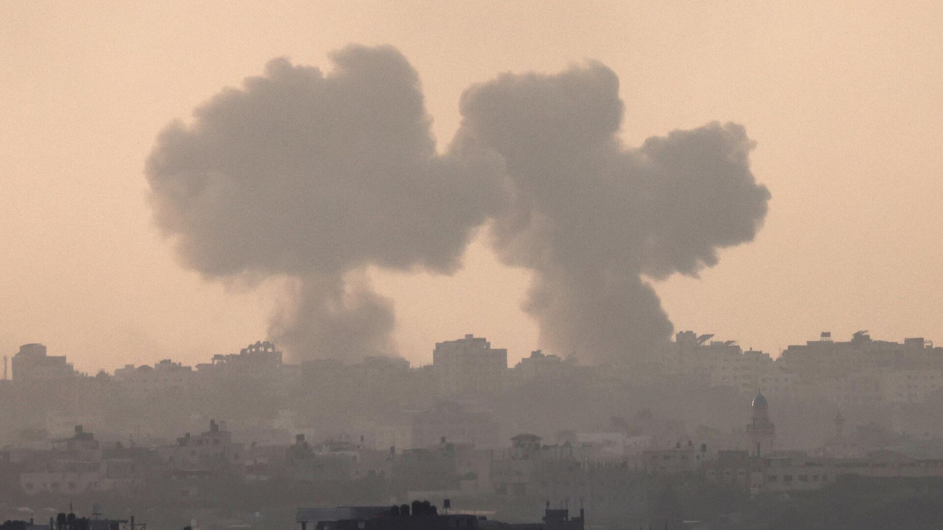 Дым над северной частью сектора Газа во время израильской бомбардировки - РИА Новости, 1920, 23.10.2023