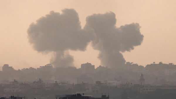 Дым над северной частью сектора Газа во время израильской бомбардировки