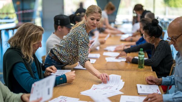 Подсчет голосов на парламентских выборах в Берне, Швейцария