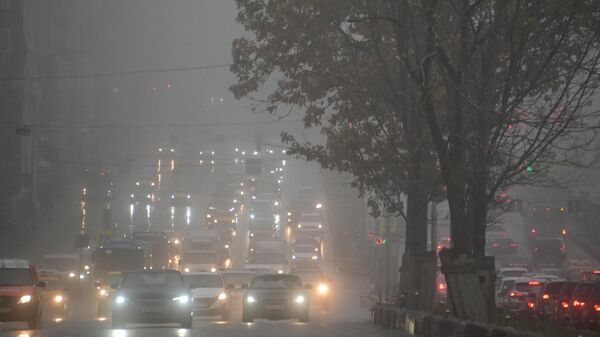 Автомобильное движение во время тумана  