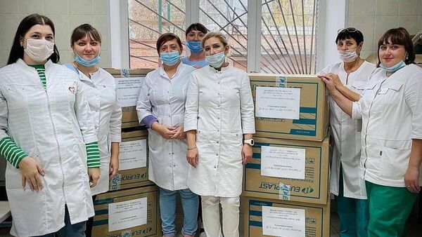 Сотрудники омской городской поликлиники № 6 собрали гуманитарную помощь для участников СВО 