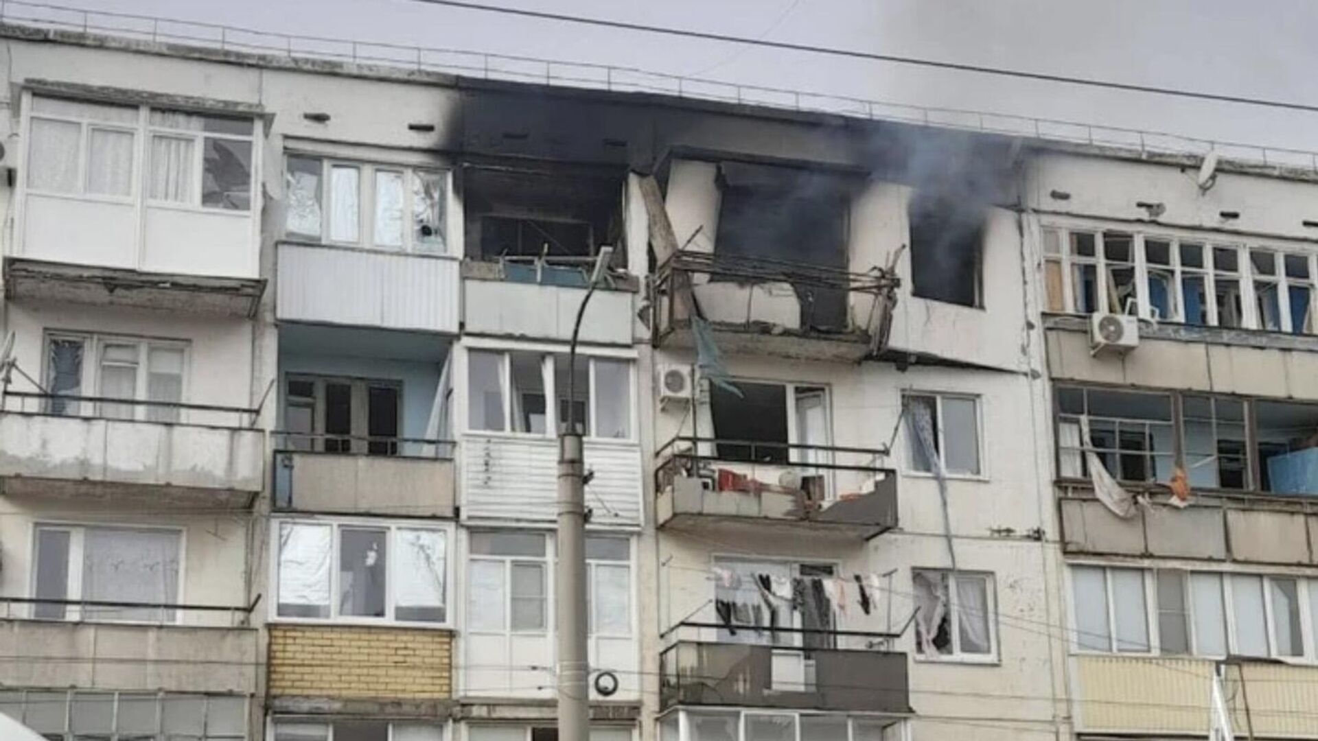 На месте пожара в пятиэтажном доме в городе Котельниково Волгоградской области - РИА Новости, 1920, 23.10.2023