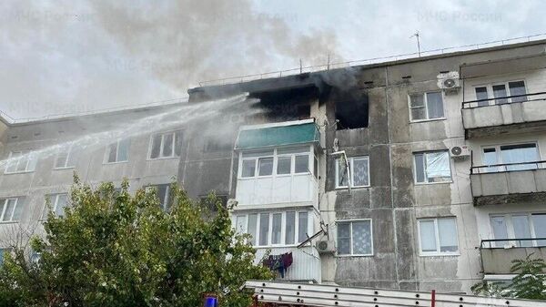 На месте пожара в пятиэтажном доме в городе Котельниково Волгоградской области