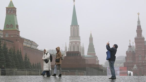 Люди на Красной площади в Москве