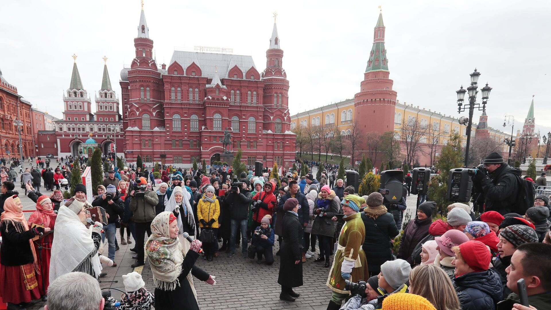 Участники фестиваля День народного единства на Манежной площади в Москве - РИА Новости, 1920, 23.10.2023