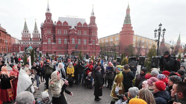 Участники фестиваля День народного единства на Манежной площади в Москве