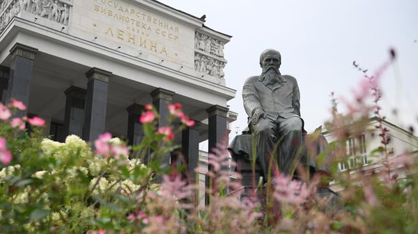 Памятник писателю Ф. М. Достоевскому у Российской государственной библиотеки в Москве